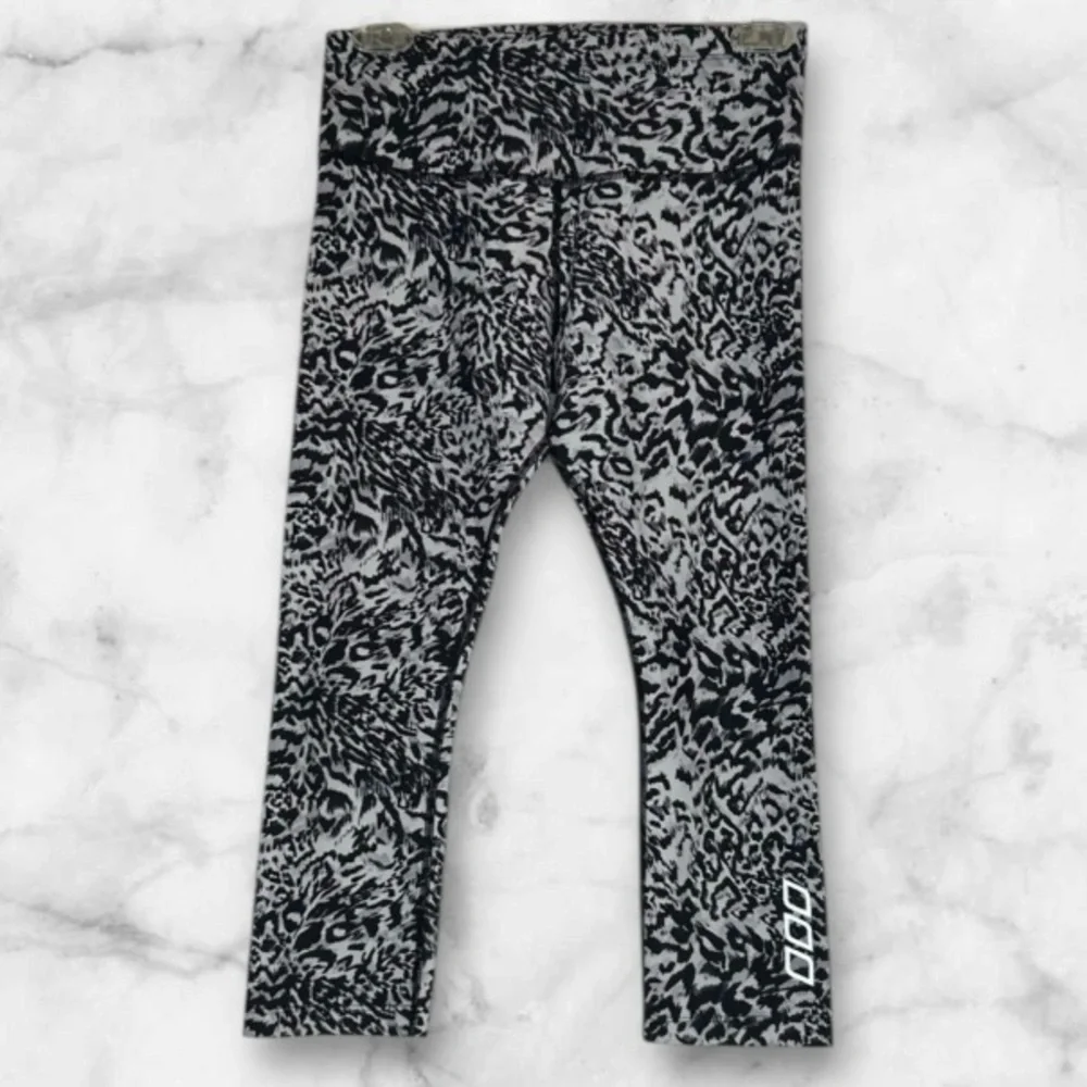 Lorna Jane 3/4 Leggings‎  Black/Grey Animal Print with Back Zipper Pocket